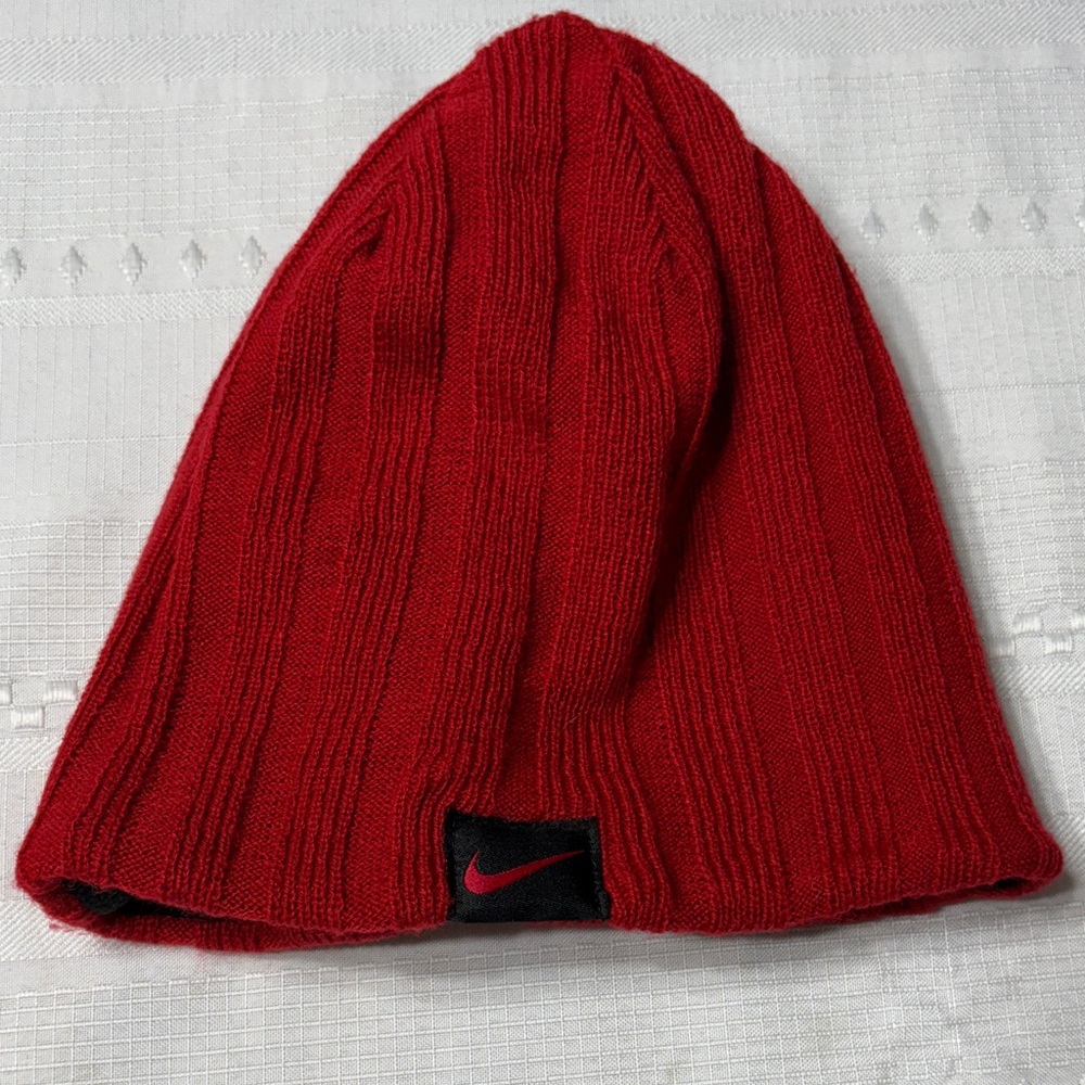 Nike Men's Red Ribbed Beanie